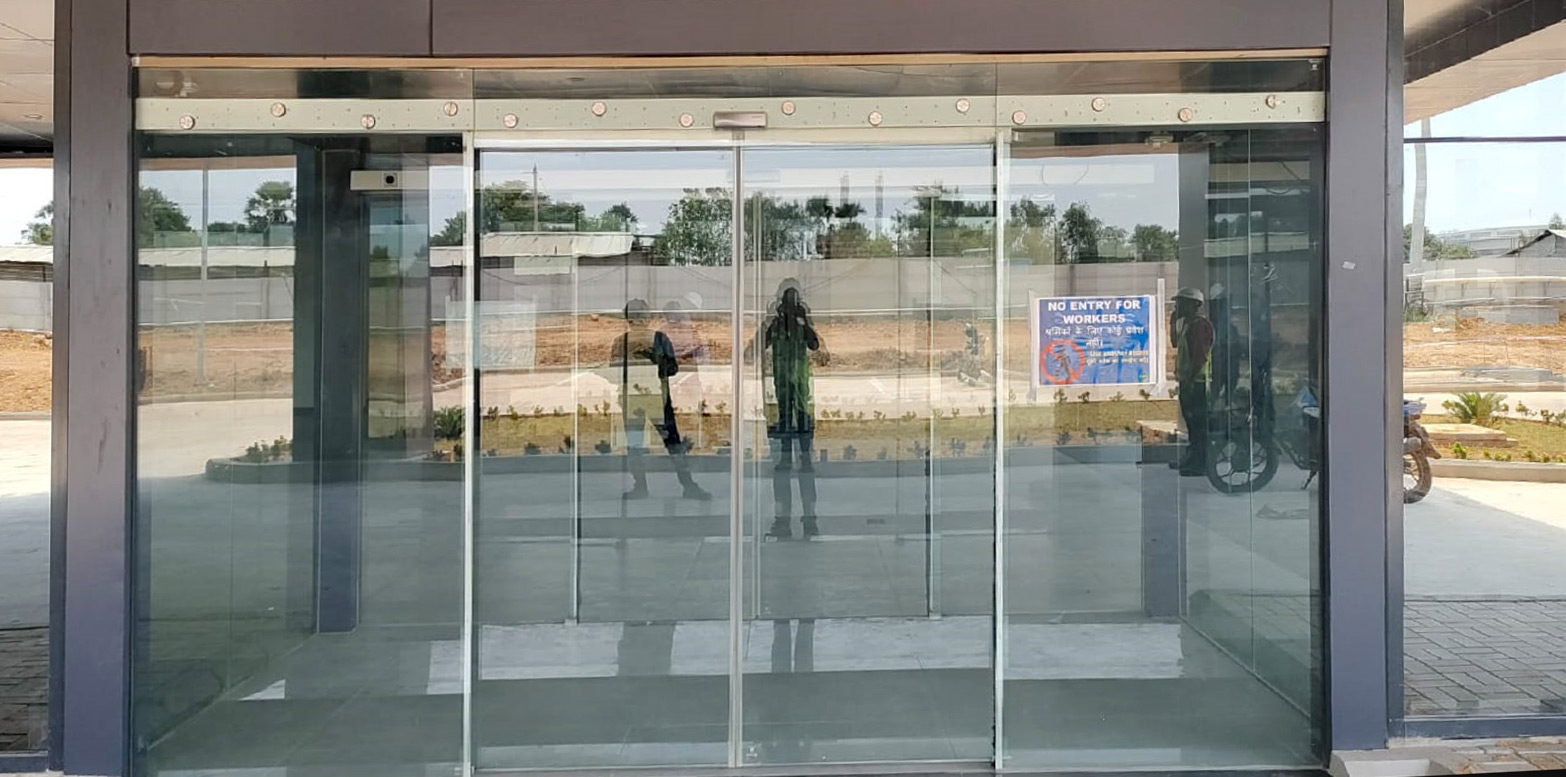 Automatic sensor door